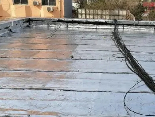 大埔卫生间漏水维修公司分享下大埔屋面楼顶防水刚性防水层施工要点。